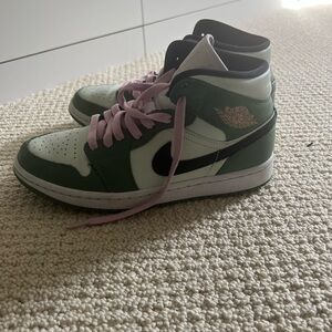 Dutch Green Jordan 1’s